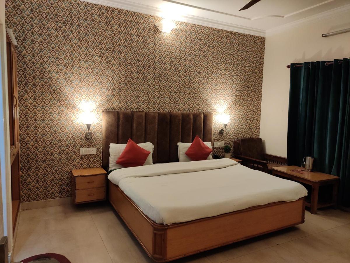 Hotel Royal Чамба Екстериор снимка